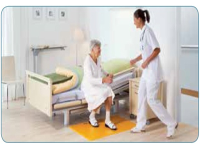 Anciana con alfombra anticaidas