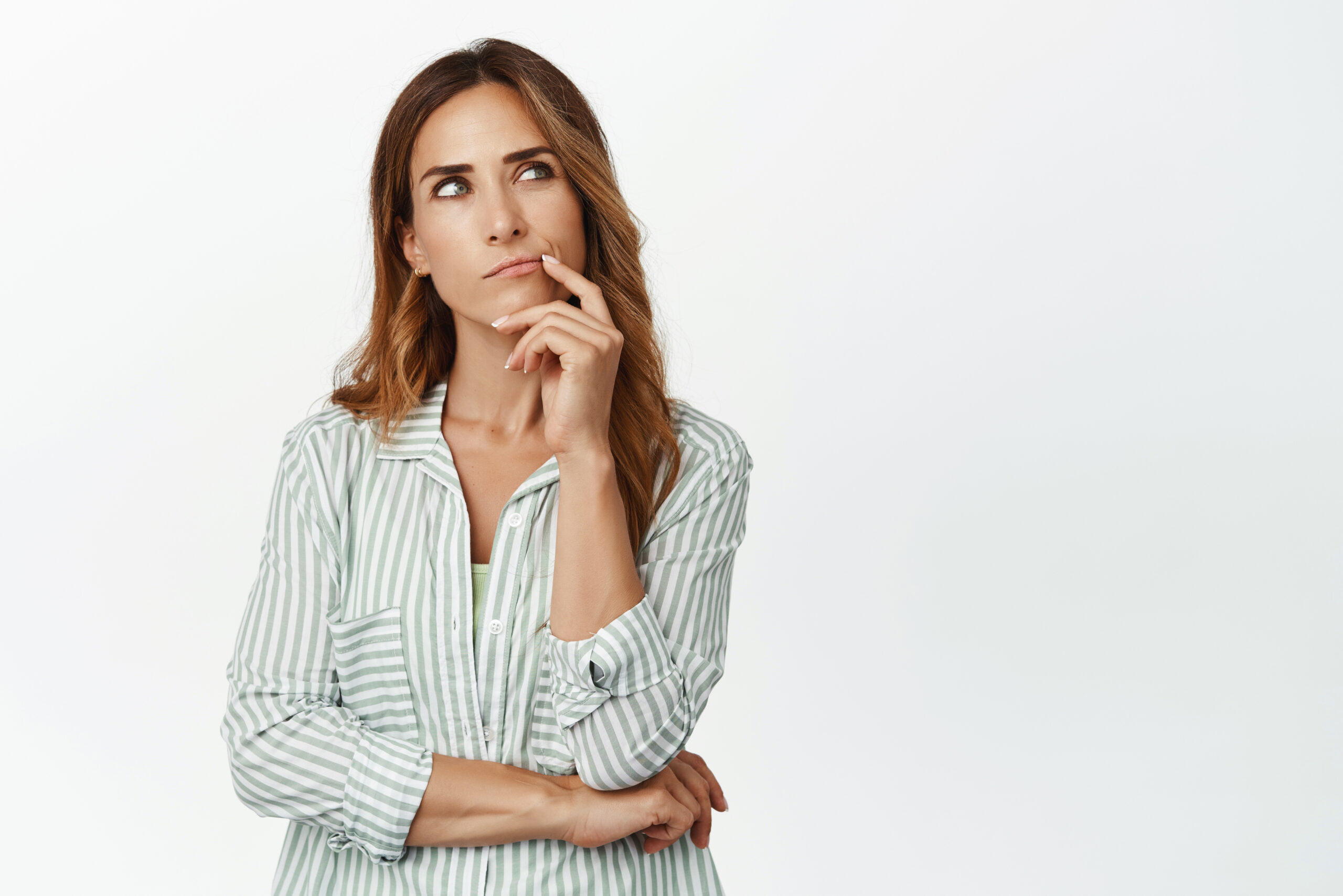 mujer pensativa con dudas sobre los pesarios