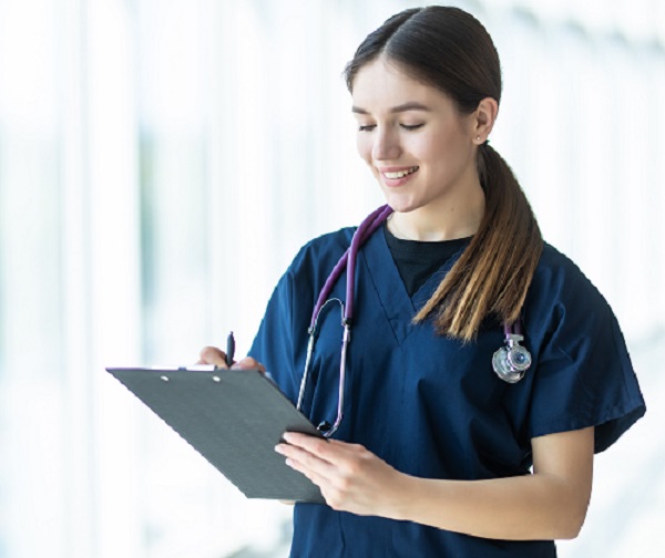 doctora eligiendo tratamiento a un paciente